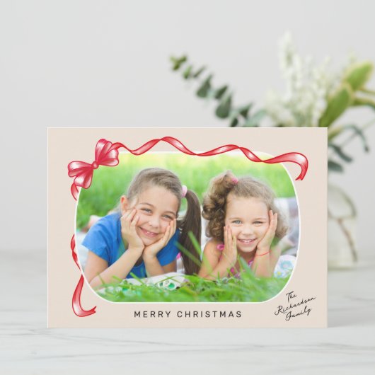 Feestelijke rode lint en boog gebogen foto kerst feestdagenkaart (Staand voorkant)