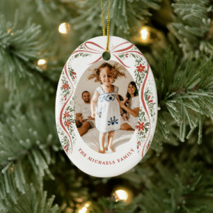 Feestelijke rode lint met poinsettia's en groen keramisch ornament