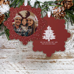 Feestelijke rode witte sneeuw Vrolijk Kerstfeest F Ornament Kaart<br><div class="desc">Je favoriete familiefoto tegen een feestelijk rood met een wit sneeuwachtergrondpatroon. Vrolijk kerstfeest in een modern kalligrafie script gewoon de touch voor een uniek cadeau en aandenken voor al uw beste wensen tijdens deze vakantie seizoen.</div>