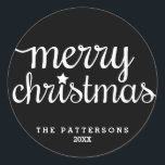 Feestelijke Ronde Zwart Wit Merry Christmas Sticke Ronde Sticker<br><div class="desc">Een  manier om uw enveloppen aan te kleden,  voeg dit veelzijdige "Merry Christmas" cirkellabel toe aan uw kerstkaarten en groeten. Met de moderne cursieve typografie is dit mooie Kerst sticker in klassiek zwart-wit een eeuwige favoriet voor het versieren van enveloppen of geschenken.</div>