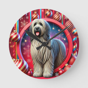 Feestelijke ruige hond met kerstversiering ronde klok