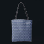 Feestelijke Rustieke Hanukkah Menorah Patroon Tote Bag<br><div class="desc">Feestelijke Rustieke Hanukkah Menorah Patroon Canvas tas met een leuk patroon van feestelijke menorah's op een subtiele vakantie blauwe achtergrond en ruimte voor jouw naam of monogram. Gebruik dit schattige tas voor al uw Chanoeka winkelen of geef het als een heerlijk cadeau!</div>