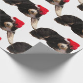 Feestelijke & schattige bernedoodle met een kerstm cadeaupapier (Hoek)