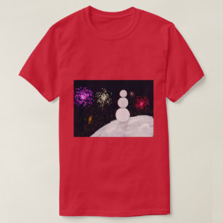Feestelijke sneeuwman met kleurrijk nieuwjaarsvuur t-shirt