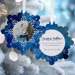 Feestelijke sneeuwvlokken op Deep Blue Sky Foto Ornament Kaart<br><div class="desc">Zeer opvallend modern vakantieontwerp met witte sneeuwvlok met ronde fotosjabloon op een diepblauwe besneeuwde nachtelijke hemel. Prettige feestdagen Achterkant met complementaire wintersky achtergrond,  aangepaste "Dutch"-typografie en bewerkbare tekstvelden.</div>