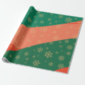 Feestelijke sneeuwvlokken op rood en groen inpakpa cadeaupapier (Uitgerold)