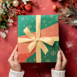 Feestelijke sneeuwvlokken op rood en groen inpakpa cadeaupapier