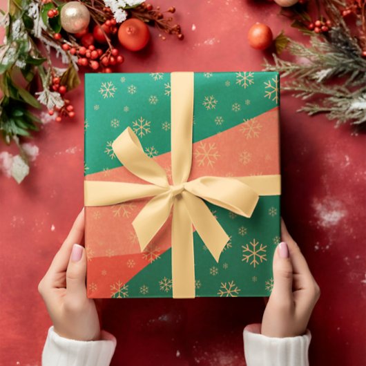 Feestelijke sneeuwvlokken op rood en groen inpakpa cadeaupapier