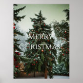 Feestelijke sparrenbomen versierd met slingers poster (Voorkant)