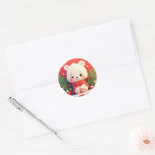 Feestelijke teddybeer met cadeaus en kerstboom ronde sticker (Envelop)