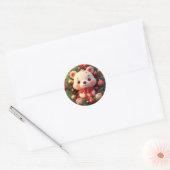 Feestelijke teddybeer met cadeaus en kerstboom ronde sticker (Envelop)