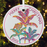 Feestelijke tropische palmbomen Kerstmis Glas Ornament<br><div class="desc">Vier het seizoen met deze feestelijke tropische palmbomen kerstversiering die een levendige twist aan uw decor brengt. Met een kleurrijke palmbomen-illustratie in roze, oranje, blauw, groen en paarse tinten met roze scripttekst, geeft dit ontwerp het plezier van een tropische vakantie weer. Perfect voor vakantiegangers of liefhebbers van tropische thema's die...</div>