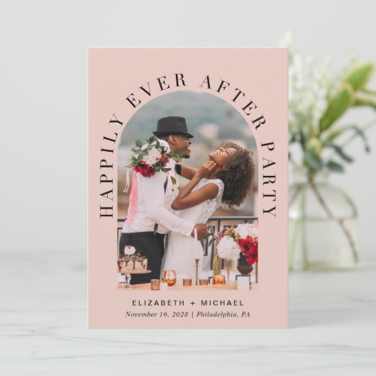 Feestelijke trouwfoto met boogvormige lijst in roz kaart (Staand voorkant)