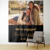 Feestelijke verlovingsfoto in zwart goud wandkleed (In situ)