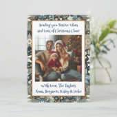 Feestelijke vibes en kerst juichen familiefoto feestdagenkaart (Staand voorkant)