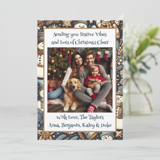 Feestelijke vibes en kerst juichen familiefoto feestdagenkaart (Staand voorkant)