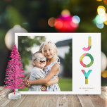 Feestelijke VREUGDE Kleurrijke Papier Kerstbomen F Feestdagenkaart<br><div class="desc">Deze leuke, heldere kerstvakantie fotokaart is voorzien van kleurrijke typografie lezen, "JOY." Het is ontworpen met een papieren zakdoekje en de achterkant bevat een bijpassend papieren kerstboomontwerp. Het tissuepapier is overlappend en heeft een decoupage look. Deze speelse kaart roept een gevoel van lach, liefde en kindervreugde op in de eenvoudige...</div>