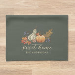 Feestelijke Waterverf Pompoenen Herfst Herfst Dark Theedoek<br><div class="desc">Op maat ontworpen keukenhanddoeken voor het herfstseizoen in de herfst met "sweet home" feestelijke waterverf pompoenen en herfstgebladerte met gepersonaliseerde familienaam.</div>