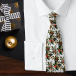 Feestelijke winter groen rode bessen kerst stropdas<br><div class="desc">Stap in de vakantiestemming met deze decoratieve stropdas. Het veelzijdige stropdas is zowel slim genoeg voor de werkplek als feestelijk voor kerstborrels. Het sierlijke wintergroen en de rode bessen worden aangevuld met een bleke zilvergrijze achtergrond. Een ideaal accessoire en cadeau om seizoensgebonden stijl toe te voegen aan elke outfit.</div>