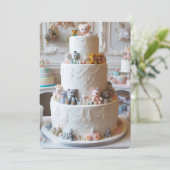 FEestelijke witte laagcake versierd met speelgoed (Staand voorkant)
