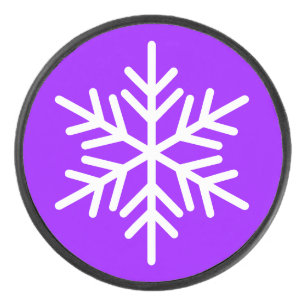 Feestelijke witte Noordse sneeuwvlok op fel Paarse Hockey Puck