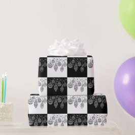 Feestelijke zwart-witte kerstballen cadeaupapier