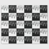 Feestelijke zwart-witte kerstballen cadeaupapier (Vlak)
