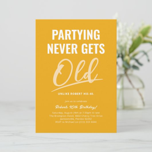 Feesten krijgt nooit oude gele volwassen verjaarda kaart (Staand voorkant)
