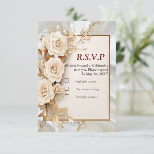 Feesten met witte bloemen en parels op zijde RSVP kaartje (Staand voorkant)