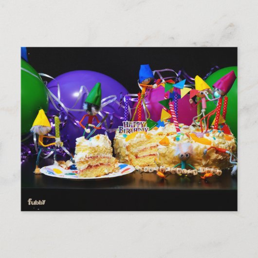 Feestende Fubby's met taart als tractatie. Briefkaart (Voorkant)
