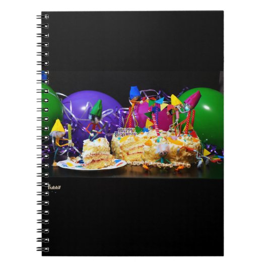 Feestende Fubby's met taart als tractatie. Notitieboek (Voorkant)