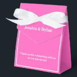 Feestgunst Favor Doos Bedankdoosjes<br><div class="desc">Deze feestgunst doos is weergegeven in een elegante hete roze en witte kleur.
Pas dit item aan en wijzig de voorbeeldtekst in die van jou.
Tip: Voeg gewoon je lekkere traktaties toe en wat feestelijke linten.</div>