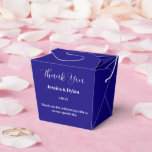 Feestgunst Favor Doos Bedankdoosjes<br><div class="desc">Deze feestgunstdoos is weergegeven in een elegante koninklijke blauwe kleur.
Pas dit item aan en wijzig de voorbeeldtekst in die van u.
Tip: Voeg gewoon uw lekkere traktaties toe en voeg wat feestelijke lint toe.</div>