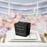 Feestgunst Favor Doos Bedankdoosjes<br><div class="desc">Deze feestgunst doos is weergegeven in een elegante zwarte kleur.
Pas dit item aan en wijzig de voorbeeldtekst in die van jou.
Tip: Voeg gewoon je lekkere traktaties toe en een wat feestelijke linten.</div>