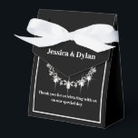 Feestgunst Favor Doos Bedankdoosjes<br><div class="desc">Deze feestgunstdoos is weergegeven in een elegante zwart-witte kleur met een diamant glansaccent in het midden van de voorkant.
Pas dit item aan en wijzig de voorbeeldtekst in uw eigen tekst met deze sjabloon.
Tip: Voeg gewoon uw lekkere traktaties toe en voeg wat feestelijke lint toe.</div>