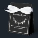 Feestgunst Favor Doos Bedankdoosjes<br><div class="desc">Deze feestgunstdoos is weergegeven in een elegante zwart-witte kleur met een diamant glansaccent in het midden van de voorkant.
Pas dit item aan en wijzig de voorbeeldtekst in uw eigen tekst met deze sjabloon.
Tip: Voeg gewoon uw lekkere traktaties toe en voeg wat feestelijke lint toe.</div>