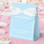 Feestgunst Favor Doos Bedankdoosjes<br><div class="desc">Deze feestgunst doos is weergegeven in een elegante lichtblauwe en witte kleur.
Pas dit item aan en wijzig de voorbeeldtekst in die van u.
Tip: Voeg gewoon uw lekkere traktaties toe en voeg wat feestelijke lint toe.</div>