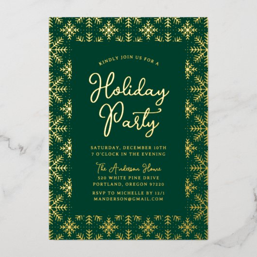 Feestive Green and Gold Snowflakes Holiday Party Folie Uitnodiging (Voorkant)