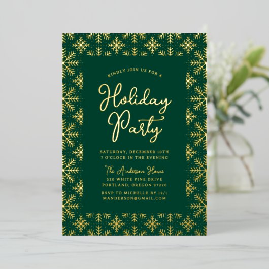 Feestive Green and Gold Snowflakes Holiday Party Folie Uitnodiging (Staand Voorkant)