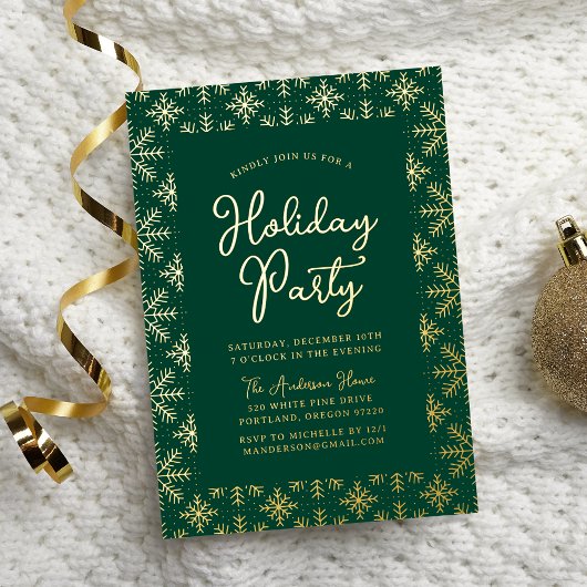 Feestive Green and Gold Snowflakes Holiday Party Folie Uitnodiging