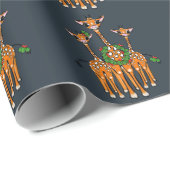 Feestive Holiday Giraffes, Holly Wreath, Cheers Cadeaupapier (Rol Hoek)