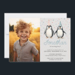 Feestpinguïns, waggelen over, foto kaart<br><div class="desc">Maak het verjaardagsfeest van uw kind onvergetelijk met deze charmante aanpasbare verjaardagsuitnodiging! Deze 5 "x7"-uitnodiging is voorzien van schattige waterverf pinguïns met feestelijke feestelijke petten - de ene in rode stippen, de andere in blauwe strepen - omgeven door confetti in bijpassende kleuren. De ster van deze uitnodiging is natuurlijk de...</div>