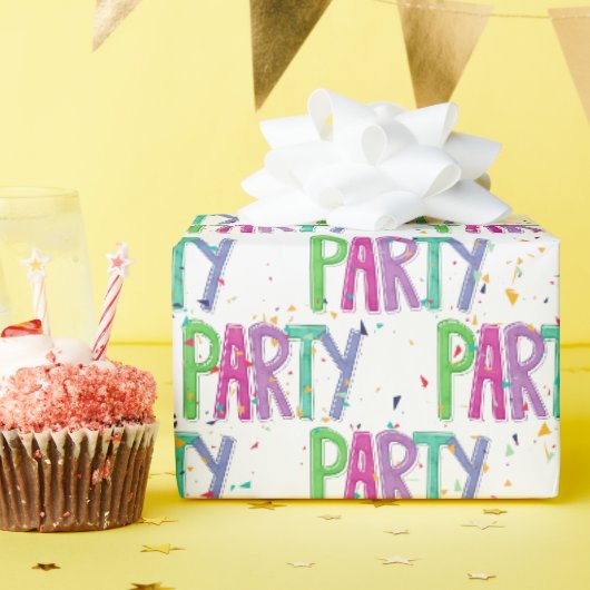 Feesttekst en confetti op wit cadeaupapier (Verjaardagsfeest)