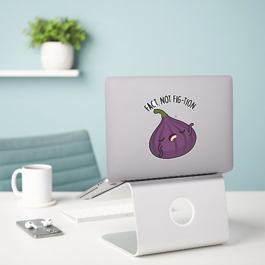 Feit Niet Fig-tion Grappig Fig Pun Sticker (Laptop op bureau)