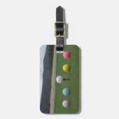 felgekleurde Golf Balls op een berg Bagagelabel (Voorkant verticaal)