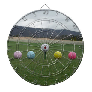felgekleurde Golf Balls op een berg Dartbord