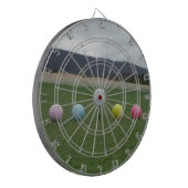 felgekleurde Golf Balls op een berg Dartbord (Voorkant Links)
