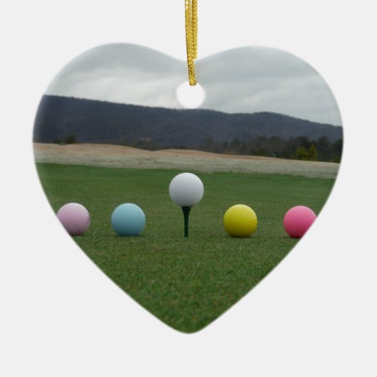 felgekleurde Golf Balls op een berg Keramisch Ornament (Voorkant)