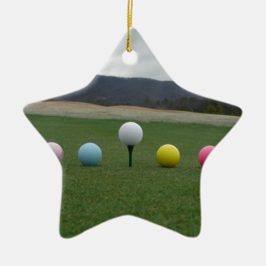 felgekleurde Golf Balls op een berg Keramisch Ornament (Voorkant)