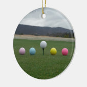 felgekleurde Golf Balls op een berg Keramisch Ornament (Links)